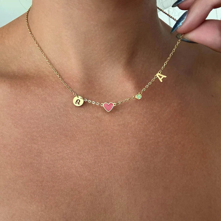 COLLIER AVEC INITIALE EN FORME DE CŒUR