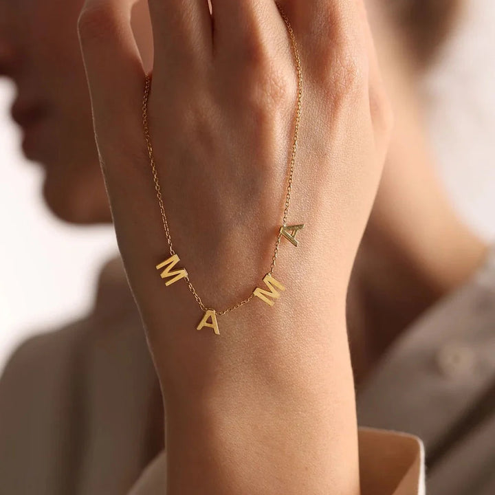 COLLIER AVEC UNE LETTRE