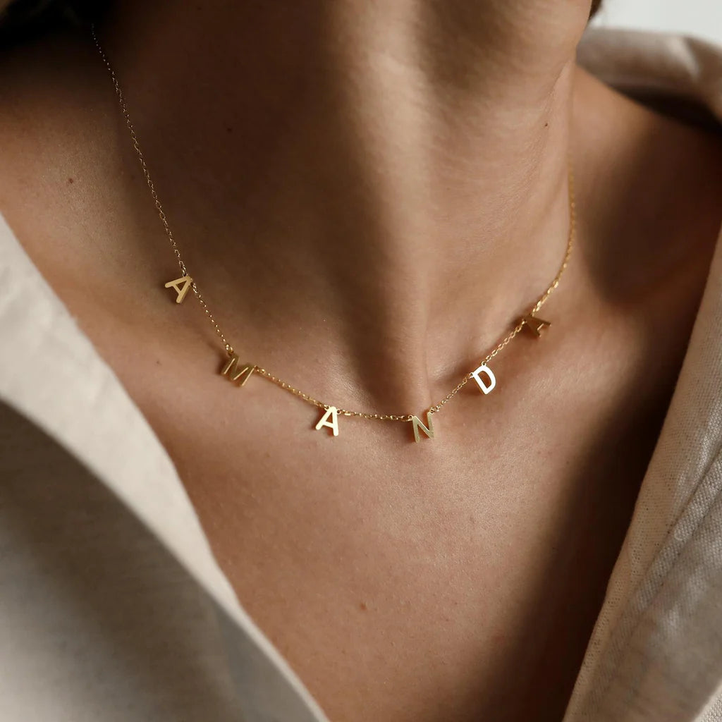 COLLIER AVEC UNE LETTRE
