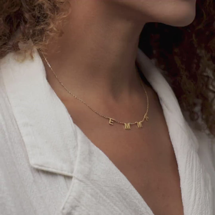 COLLIER AVEC UNE LETTRE